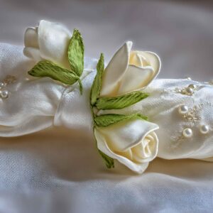 Vecteezy Elegant White Satin Napkin Ring with Roses and Pearls